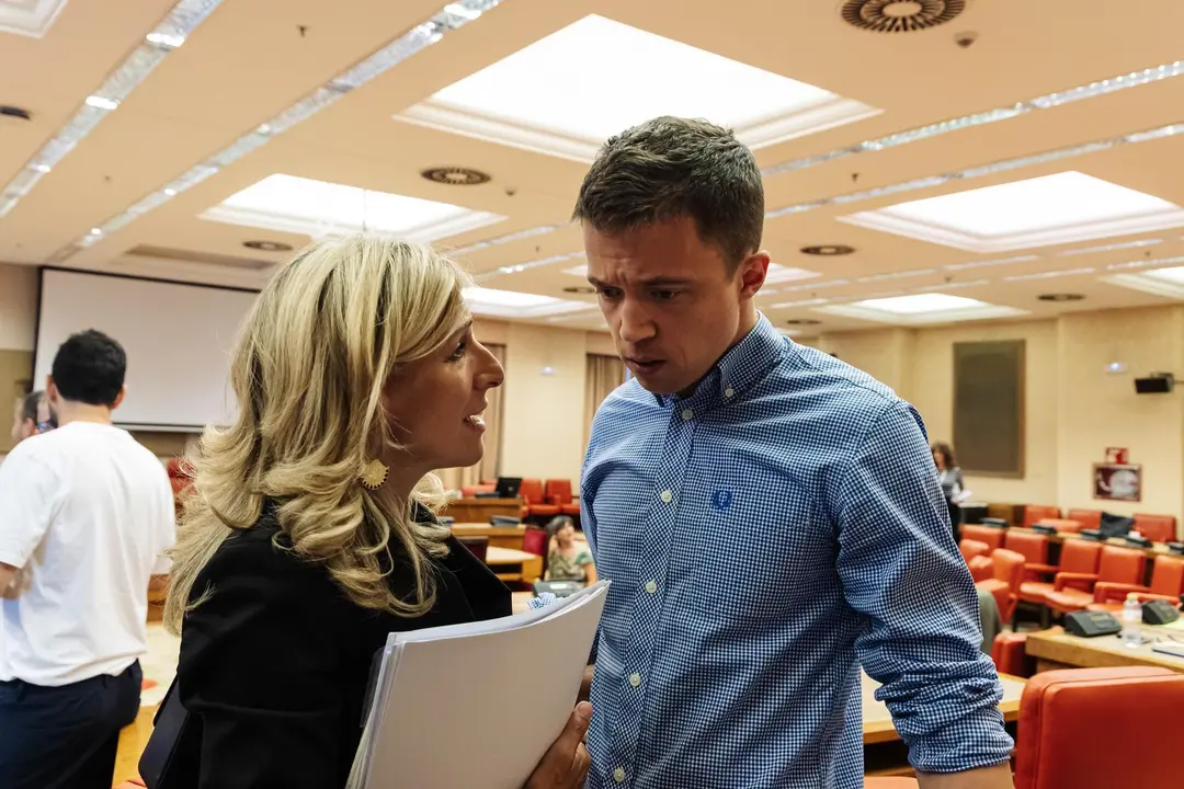 La l&iacute;der de Sumar y vicepresidenta segunda y ministra de Trabajo y Econom&iacute;a Social en funciones, Yolanda D&iacute;az y el l&iacute;der de M&aacute;s Pa&iacute;s, I&ntilde;igo Errej&oacute;n, conversan durante la reuni&oacute;n del Grupo Parlamentario Plurinacional Sumar, en el Congreso de los Diputados, a 13 de septiembre de 2023, en Madrid (Espa&ntilde;a). Con esta reuni&oacute;n en el Congreso, Sumar busca reforzar el mensaje de cohesi&oacute;n tras la tensi&oacute;n derivada del reparto de las portavoc&iacute;as adjuntas en la c&aacute;mara, donde quedaron fuera Podemos e IU.
13 SEPTIEMBRE 2023;LATINOAMERICA;DESARROLLO;UNION EUROPEA
Carlos Luj&aacute;n / Europa Press
13/9/2023