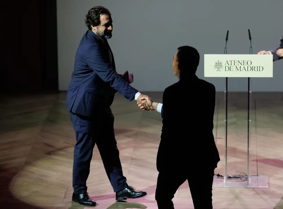 El presidente del Ateneo de Madrid, Luis Arroyo (i), saluda al presidente del Gobierno en funciones y secretario general del PSOE, Pedro S&aacute;nchez (d), durante un encuentro en el Ateneo de Madrid, a 4 de septiembre de 2023, en Madrid (Espa&ntilde;a). S&aacute;nchez ha sido el primer invitado al Ateneo de Madrid, en el comienzo de un ciclo de conferencias pol&iacute;ticas. El acto tiene lugar al d&iacute;a siguiente de inaugurar el nuevo curso pol&iacute;tico con un acto del PSOE en M&aacute;laga, en calidad de secretario general de los socialistas. Adem&aacute;s, el encuentro tiene lugar en plena ronda de contactos del l&iacute;der del PP, para la sesi&oacute;n de investidura que se celebrar&aacute; el 26 y 27 de septiembre y para la que por el momento no cuenta con los apoyos necesarios para ser presidente.
04 SEPTIEMBRE 2023;VERANO;ATENEO;VUELTA;CURSO POLITICO
Eduardo Parra / Europa Press
04/9/2023