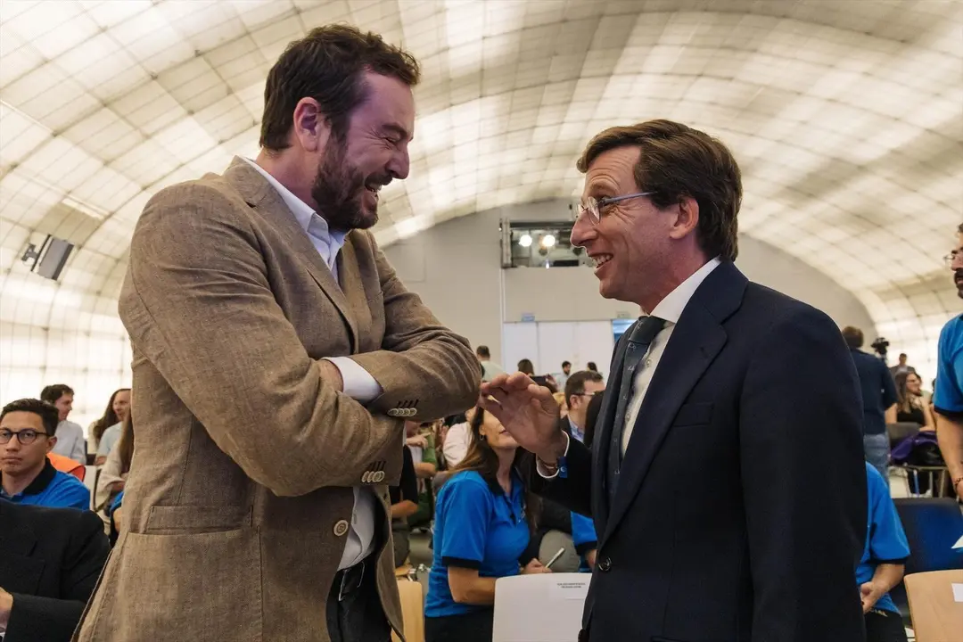El periodista Jorge Bustos, premiado por el reconocimiento a la Comunicaci&oacute;n Social (i) y el alcalde de Madrid en funciones, Jos&eacute; Luis Mart&iacute;nez-Almeida (d), conversan a su llegada al acto de conmemoraci&oacute;n del XIX aniversario del Samur Social en la Casa del Lector de Matadero Madrid, a 12 de junio de 2023, en Madrid (Espa&ntilde;a). Personalidades, entidades y proyectos del servicio municipal de Samur Social destacados por su atenci&oacute;n a la vulnerabilidad y la exclusi&oacute;n social han recibido reconocimientos en la conmemoraci&oacute;n del XIX aniversario del Samur Social.
12 JUNIO 2023;ALMEIDA;CONMEMORACI&Oacute;N XIX SAMUR SOCIAL
Carlos Luj&aacute;n / Europa Press
(Foto de ARCHIVO)
12/6/2023