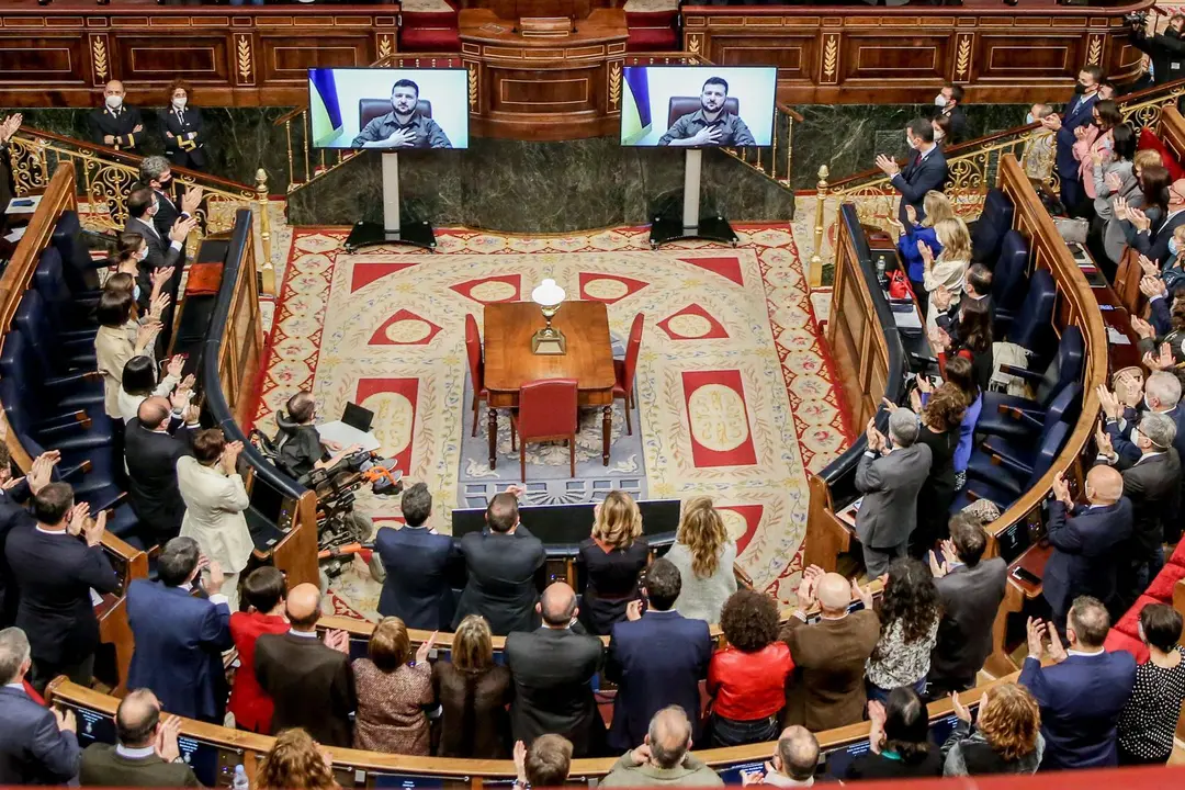 Asistentes aplauden tras la comparecencia telem&aacute;tica del presidente de Ucrania, Volod&iacute;mir Zelenski, en el hemiciclo del Congreso de los Diputados, a 5 de abril de 2022, en Madrid (Espa&ntilde;a). El presidente de Ucrania, Volodimir Zelenski, ha conectado por videoconferencia con el Congreso y se ha dirigido a los diputados y senadores espa&ntilde;oles en otro de sus encuentros telem&aacute;ticos con Parlamentos occidentales para denunciar la invasi&oacute;n rusa. Su discurso ha sido uno de los primeros tras conocerse la masacre de Bucha, donde se han hallado cientos de cad&aacute;veres tras la salida de las tropas rusas. El mandatario ucraniano ha hecho de sus intervenciones ante parlamentos de todo el mundo una de sus principales bazas para recabar apoyos para su pa&iacute;s en su defensa frente a la invasi&oacute;n rusa.
EUROPA PRESS/R.Rubio.POOL / Europa Press
(Foto de ARCHIVO)
05/4/2022
