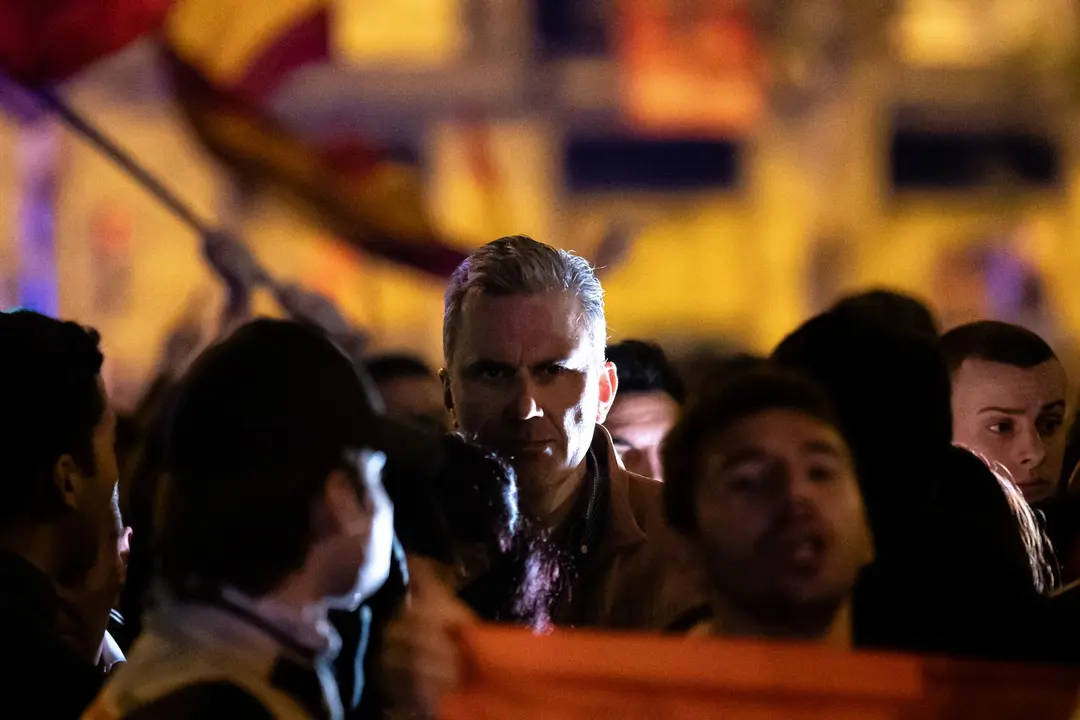 El portavoz de Vox en el Ayuntamiento de Madrid, Javier Ortega Smith, durante una manifestaci&oacute;n contra la amnist&iacute;a frente a la sede del PSOE en Ferraz, a 16 de noviembre de 2023, en Madrid (Espa&ntilde;a). Miles de personas se han concentrado frente a la sede del PSOE en Ferraz por decimocuarta jornada consecutiva para protestar contra el pacto alcanzado entre el PSOE y Junts para la investidura de S&aacute;nchez que incluye una posible ley de amnist&iacute;a. La protesta tiene lugar tras el nombramiento de S&aacute;nchez como nuevo jefe del Ejecutivo en el debate de su investidura.
16 NOVIEMBRE 2023;PROTESTAS;MANIFESTACI&Oacute;N;FERRAZ;INVESTIDURA;AMNIST&Iacute;A;PRESIDENTE;DEMOCRACIA;BANDERA;ANTIDISTURBIOS
Diego Radam&eacute;s / Europa Press
16/11/2023