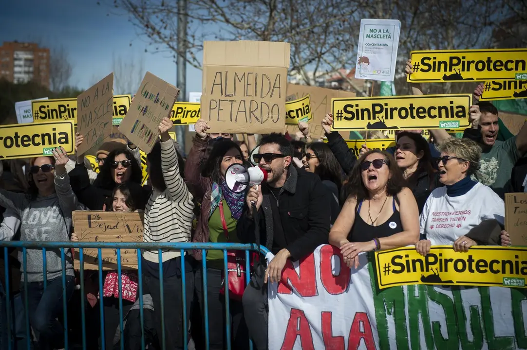 Varias personas protestan durante una manifestaci&oacute;n contra la celebraci&oacute;n de la masclet&agrave; madrile&ntilde;a, en el Puente del Rey de Madrid R&iacute;o, a 18 de febrero de 2024, en Madrid (Espa&ntilde;a). Organizaciones ecologistas, entre ellas PACMA y AnimaNaturalis, han convocado una protesta en las inmediaciones donde se celebra la primera masclet&agrave; de Madrid a cargo de Pirotecnia Valenciana. Estas organizaciones se han manifestado por el da&ntilde;o que podr&iacute;a provocar la p&oacute;lvora a la fauna silvestre del Paseo del Manzanares, en las inmediaciones del lugar donde se lleva a cabo la pirotecnia. El evento consiste en 3.000 denotaciones con 300 kilos de p&oacute;lvora durante siete minutos. La delegaci&oacute;n del Gobierno ha autorizado finalmente la masclet&agrave; a pesar de que protectoras y organizaciones ecologistas presentaran una denuncia en los juzgados para proteger la fauna del lugar de la pirotecnia.
18 FEBRERO 2024;MASCLET&Agrave;;PIROTECNIA;FUEGOS ARTIFICIALES;ECOLOG&Iacute;A;FAUNA
Juan Barbosa / Europa Press
18/2/2024