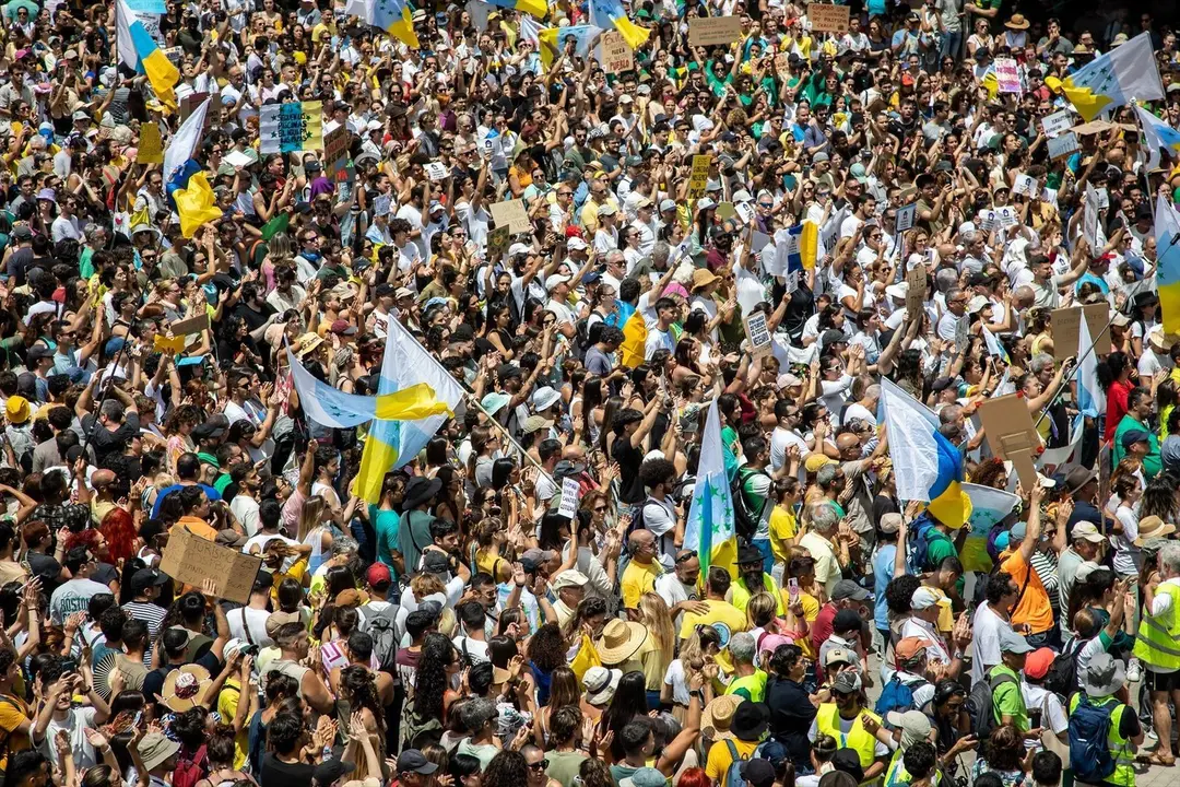 Cientos de personas protestan con carteles durante una manifestaci&oacute;n contra el modelo tur&iacute;stico, a 20 de abril de 2024, en Las Palmas de Gran Canaria, Gran Canaria, Canarias (Espa&ntilde;a). Las ocho islas canarias se unen hoy para protestar contra la masificaci&oacute;n tur&iacute;stica. Esta es la primera manifestaci&oacute;n conjunta de la historia en todo el archipi&eacute;lago, est&aacute; convocada por veinte asociaciones bajo el lema &lsquo;Canarias tiene un l&iacute;mite&rsquo;. Los manifestantes reclaman una ecotasa, una moratoria tur&iacute;stica y una mejor redistribuci&oacute;n de los ingresos. Adem&aacute;s de en Canarias, la organizaci&oacute;n ha convocado protestas en otras ciudades espa&ntilde;olas y europeas como Granada, Barcelona, Madrid, Berl&iacute;n y Londres.
20 ABRIL 2024;MANIFESTACI&Oacute;N;ISLAS;CANARIAS;ARCHIPI&Eacute;LAGO;TURISMO;MODELO;PROTESTA
Europa Press Canarias / Europa Press
20/4/2024
