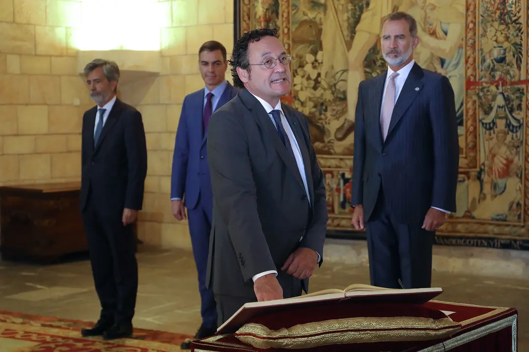 El nuevo Fiscal General del Estado, &Aacute;lvaro Garc&iacute;a Ortiz, jura su nuevo cargo ante el Rey en el Palacio de la Almudaina, a 2 de agosto de 2022, en Palma de Mallorca, Mallorca, Islas Baleares (Espa&ntilde;a). &Aacute;lvaro Garc&iacute;a Ortiz es un jurista con m&aacute;s de 15 a&ntilde;os de ejercicio profesional. Garc&iacute;a Ortiz es nombrado hoy fiscal general del Estado, sustituyendo a Dolores Delgado al renunciar &eacute;sta el cargo por motivos de salud.
Fecha: 02/08/2022
Isaac Buj / Europa Press