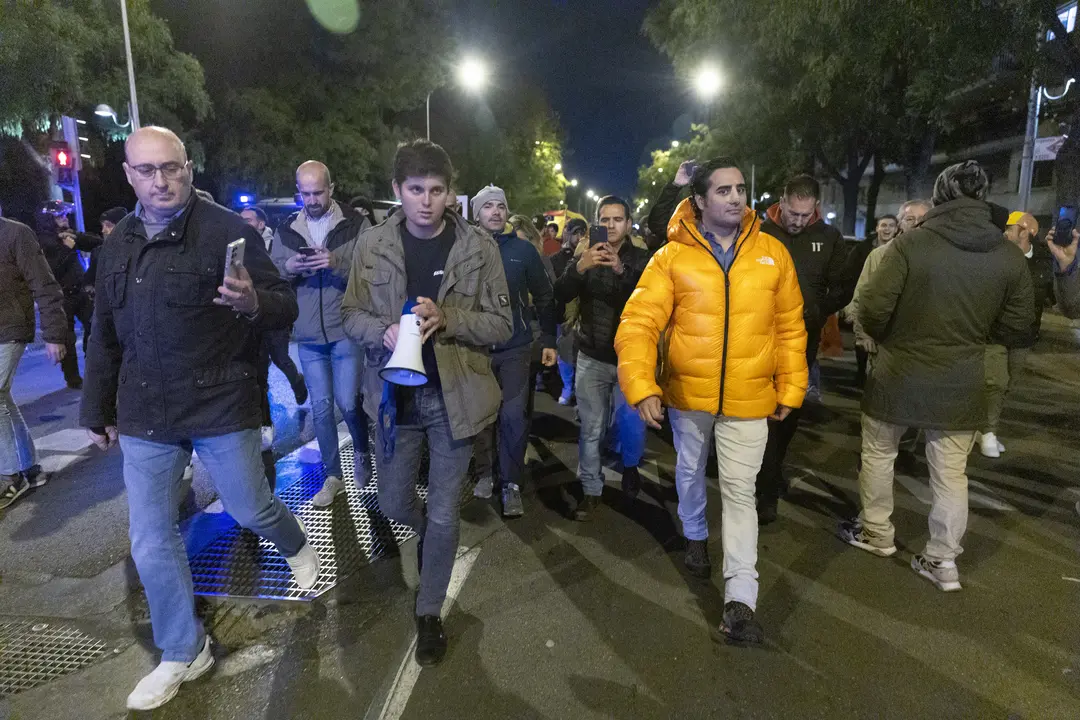 EuropaPress_5561194_decenas_personas_contra_amnistia_dirigen_sede_psoe_calle_ferraz_noviembre