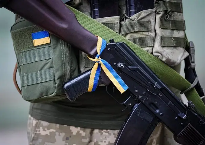 Soldado con la bandera de Ucrania - Kay Nietfeld/dpa/Europa Press