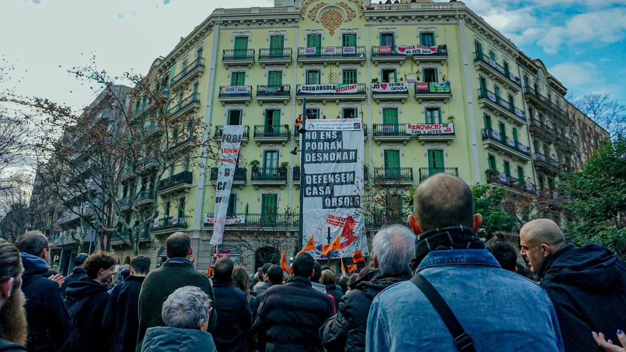 Multitud frente a la Casa Orsola &mdash; Armando Negro