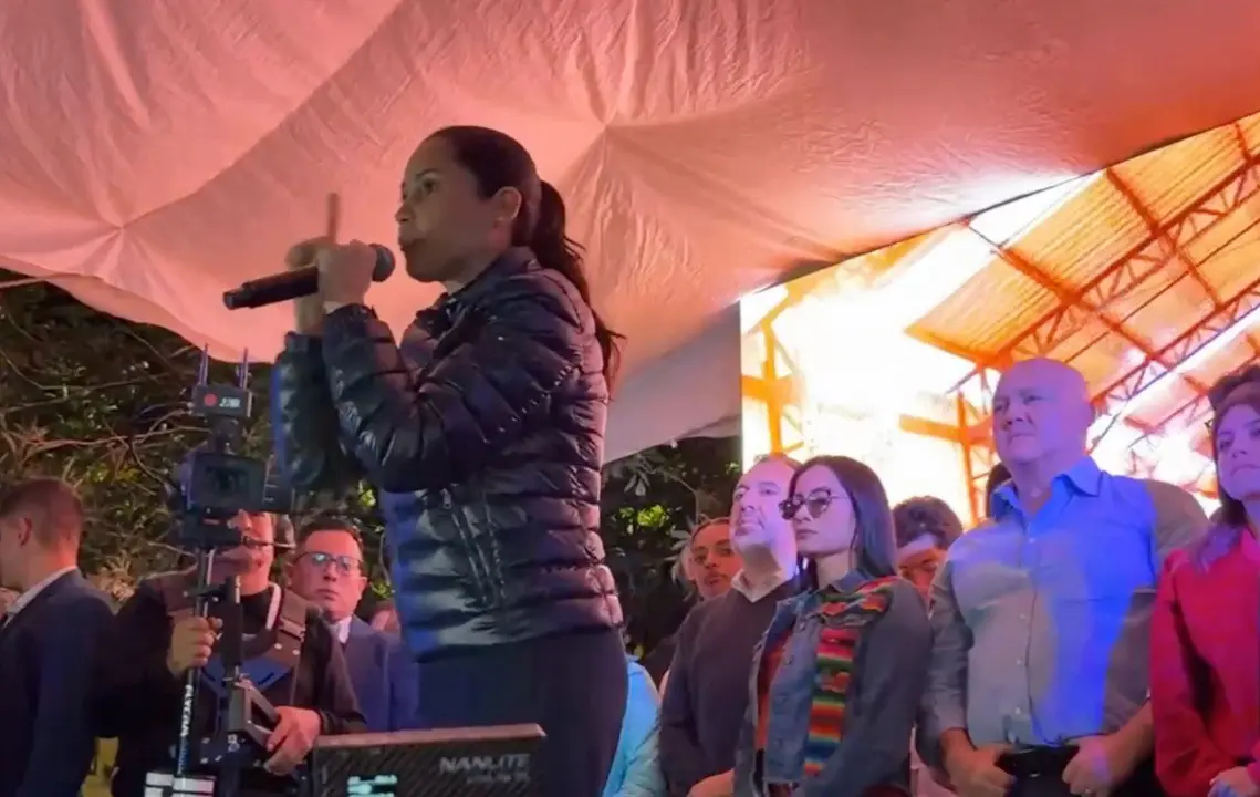 Luisa Gonz&aacute;lez se dirige a sus partidarios tras el resultado en las elecciones