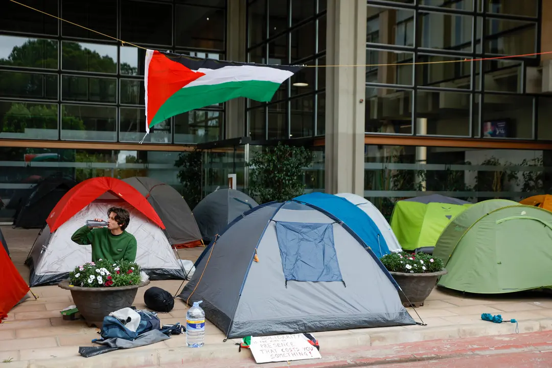 Un grupo de personas montan tiendas de campa&ntilde;a al inicio de esta segunda Acampada por Palestina en la UAB - Kike Rinc&oacute;n / Europa Press