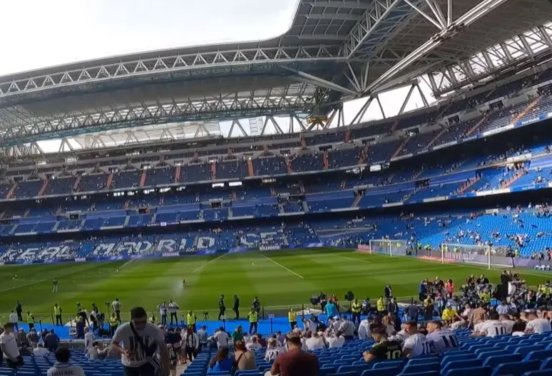 El estadio Santiago Bernab&eacute;u - YouTube