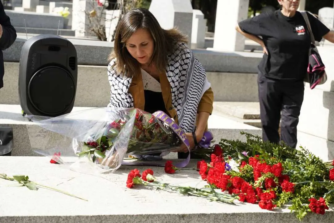 La secretaria general de Podemos, Ione Belarra en el acto homenaje por el 50 aniversario de los &uacute;ltimos fusilados, celebrado este s&aacute;bado en el Cementerio de la Almudena - Dani Gago