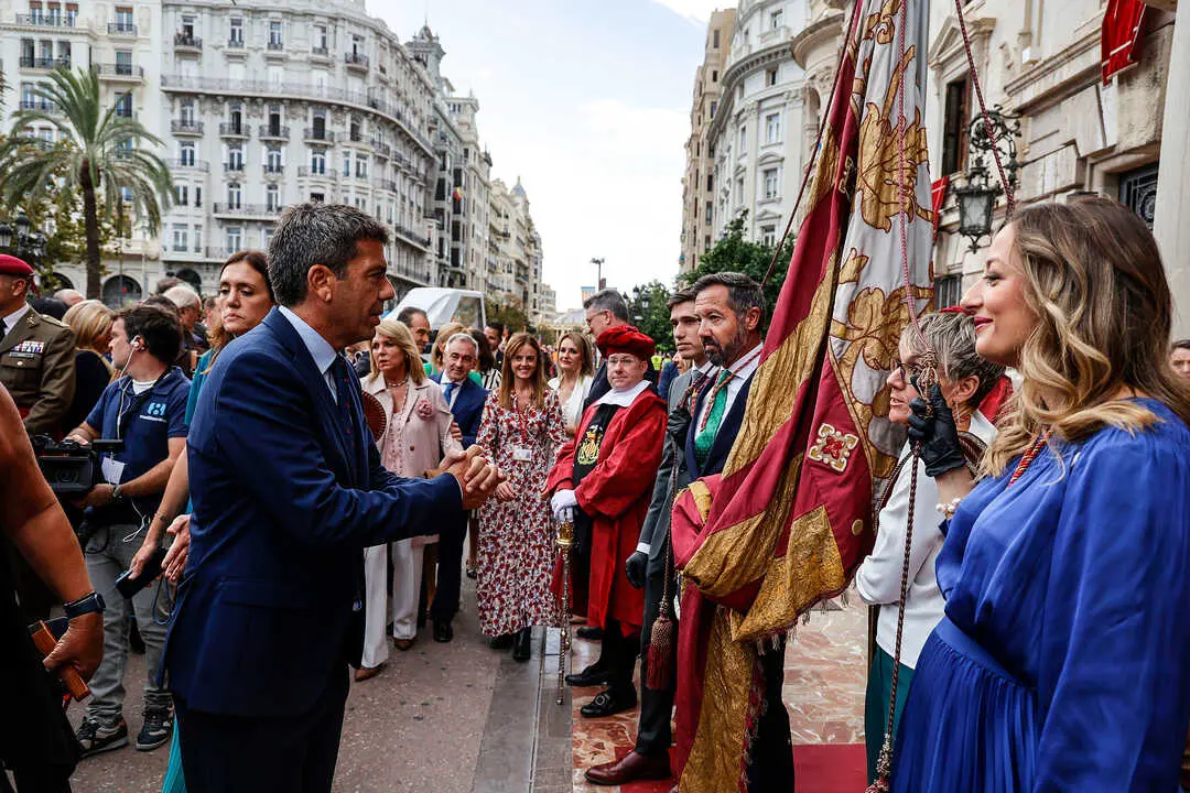 El president de la Generalitat Valenciana, Carlos Maz&oacute;n, en el traslado de la Real Senyera en el 9 d'Octubre de 2024 - Rober Solsona / Europa Press