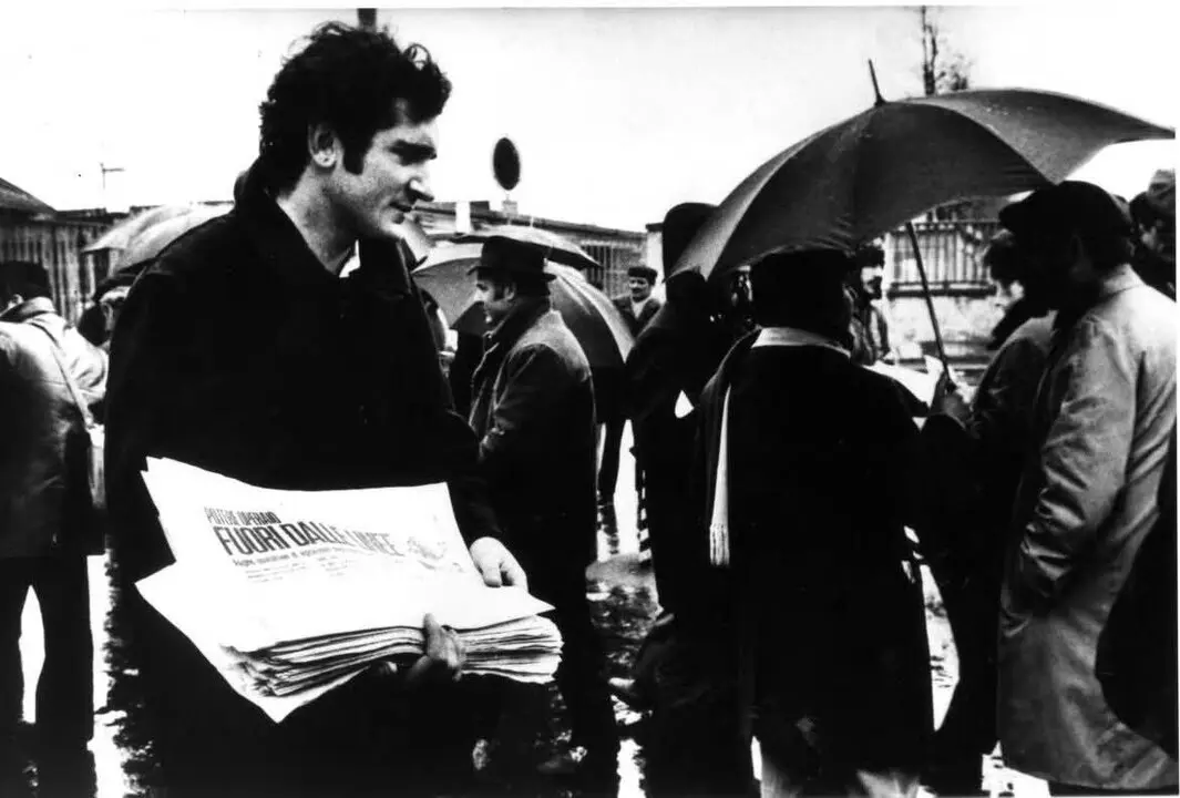 Paolo Virno distribuyendo el peri&oacute;dico Potere Operaio a principios de la d&eacute;cada de 1970
