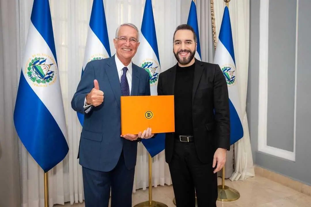 San Salvador. Noviembre 12, 2025. El empresario mexicano Ricardo Salinas Pliego se reuni&oacute;n con el presidente de El Salvador, Nayib Bukele, con motivo del encuentro "Bitcoin Hist&oacute;rico". Foto tomada de X: @RicardoBSalinas