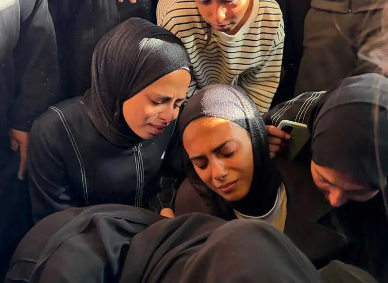 Familiares lloran a sus seres queridos muertos en los ataques genocidas israel&iacute;es contra Jan Yunis el 19 de noviembre de 2025 - Mohammed Salama / APA Images