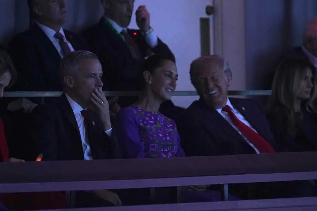 La presidenta Claudia Sheinbaum junto con el presidente Trump y el Primer Ministro Carney en el Kennedy Center donde se llev&oacute; a cabo el sorteo de grupos del Mundial 2026. Foto: Presidencia de M&eacute;xico