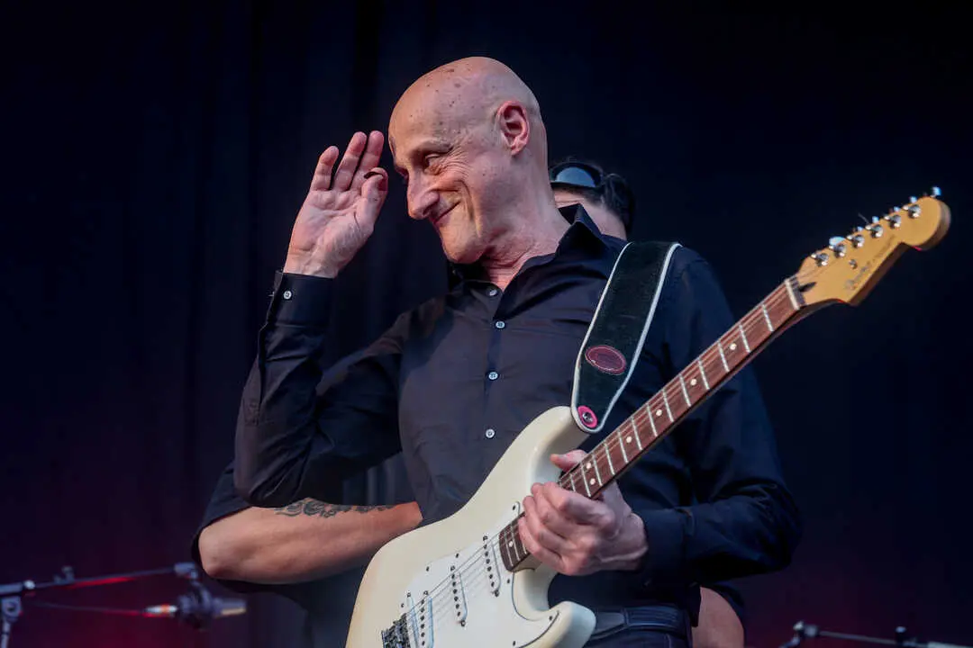 Jorge Mart&iacute;nez del grupo Ilegales durante una actuaci&oacute;n, junio de 2023 - Ricardo Rubio / Europa Press