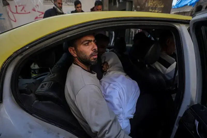 El cuerpo de la ni&ntilde;a Hamsa Nedal Housso, asesinada por disparos israel&iacute;es en Jabaliya, fue trasladado al Hospital Al-Shifa de la ciudad de Gaza el 8 de enero - Omar Ashtawy / APA Images
