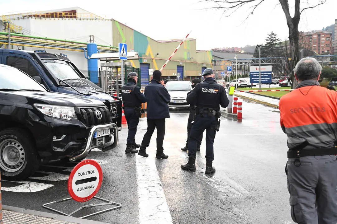 Agentes de la Polic&iacute;a Nacional a las afueras de la sede de Sidenor - David de Haro / Europa Press