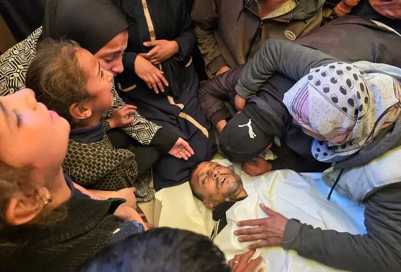 Varias personas palestinas lloran la muerte de Montaser Samour, asesinado en un ataque perpetrado por el ej&eacute;rcito terrorista israel&iacute; contra la localidad de Bani Suheila, al este de Jan Yunis, el 4 de marzo de 2026 - Tariq Mohammad / APA Images.
