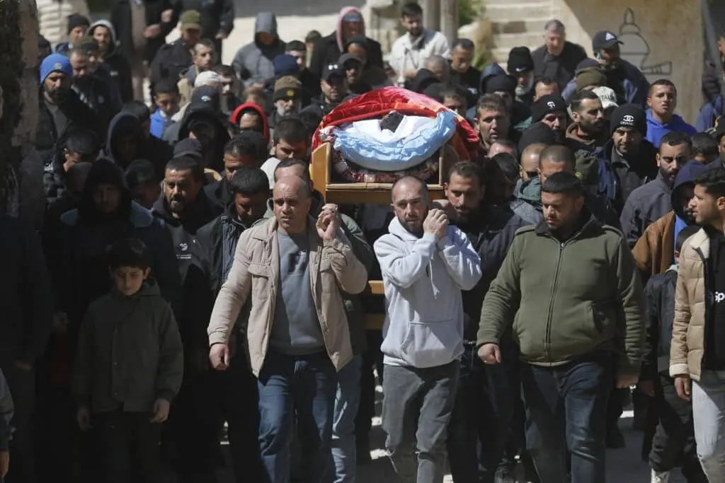 Los residentes de Yatta, al sur de Hebr&oacute;n, lloran la muerte de Amir Shanaran, de 27 a&ntilde;os, asesinado por un colono terrorista y genocida israel&iacute; el 8 de marzo de 2026 - Mamoun Wazwaz / APA Images.