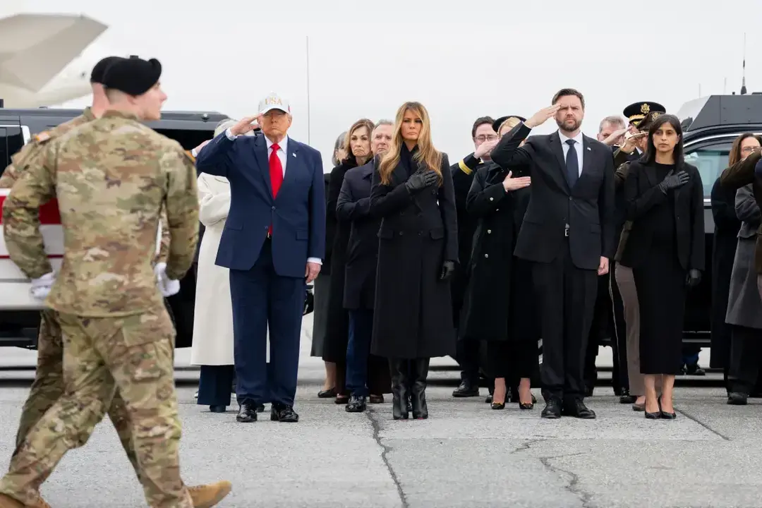 El presidente Trump y el vicepresidente JD Vance, acompa&ntilde;ados de sus esposas, asisten a la ceremonia de repatriaci&oacute;n de los restos mortales de seis soldados estadounidenses fallecidos en un ataque con drones iran&iacute;es en Kuwait, el s&aacute;bado 7 de marzo de 2026, en la Base A&eacute;rea de Dover, Delaware - Fotograf&iacute;a oficial de la Casa Blanca por Emily J. Higgins.