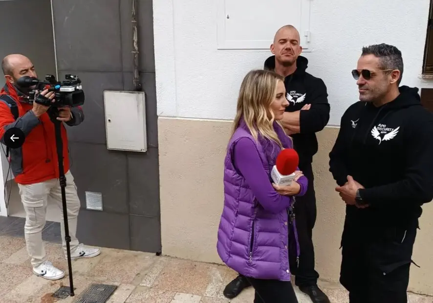 Antonio Plana (derecha), due&ntilde;o de APD Security, promocion&aacute;ndose con el equipo de En Boca de Todos