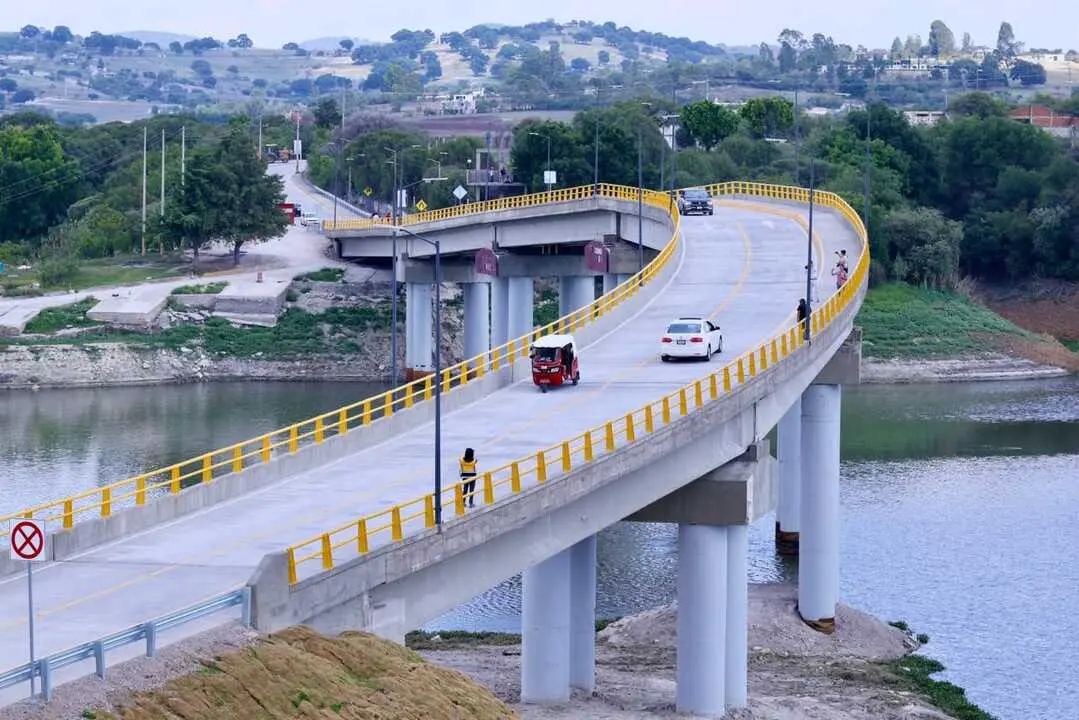 El "Puente de la Transformaci&oacute;n" que conecta a San Baltazar Tetela y Los &Aacute;ngeles Tetela, en Puebla. Foto: Gobierno de Puebla