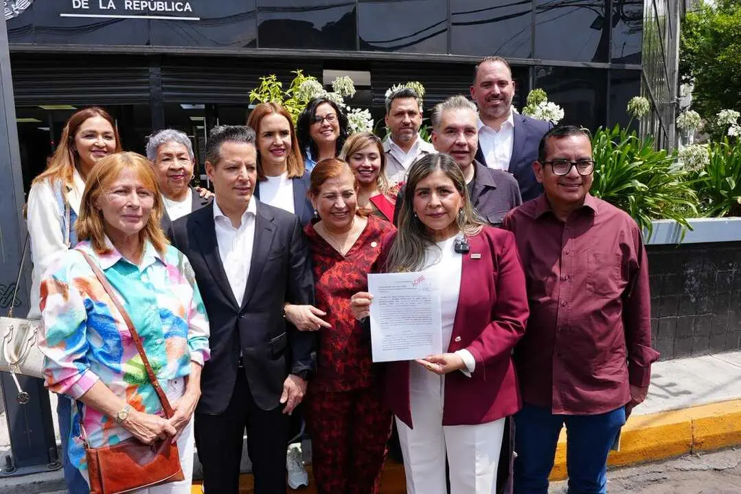 Dirigentes de Morena en Nuevo León acudieron a la FGR a presentar su denuncia contra Adrián de la Garza, Foto: Morena
