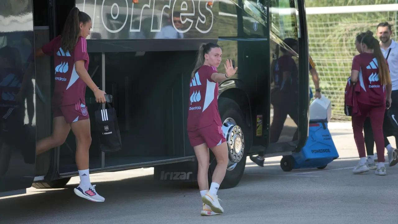 La jugadoras de la Selecci&oacute;n Femenina de F&uacute;tbol ha su llegada al entrenamiento en las instalaciones de Oliva Nova Sports, a 20 de septiembre de 2023, en Oliva, Valencia, Comunidad Valenciana (Espa&ntilde;a). Las jugadoras de la Selecci&oacute;n Femenina de F&uacute;tbol ha tenido hoy su primer entrenamiento a las &oacute;rdenes de la nueva seleccionadora nacional Montse Tom&eacute; tras reunirse en la jornada del martes con el presidente del Consejo Superior de Deportes, V&iacute;ctor Franco, que concluy&oacute; con un acuerdo con el que 21 de las 23 jugadoras convocadas se comprometieron a permanecer en la convocatoria del combinado nacional.
20 SEPTIEMBRE 2023;F&Uacute;TBOL;SELECCI&Oacute;N;FEMENINO;JUGADORAS;
Jorge Gil / Europa Press
20/9/2023