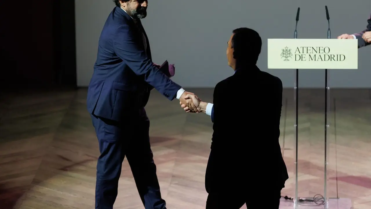 El presidente del Ateneo de Madrid, Luis Arroyo (i), saluda al presidente del Gobierno en funciones y secretario general del PSOE, Pedro S&aacute;nchez (d), durante un encuentro en el Ateneo de Madrid, a 4 de septiembre de 2023, en Madrid (Espa&ntilde;a). S&aacute;nchez ha sido el primer invitado al Ateneo de Madrid, en el comienzo de un ciclo de conferencias pol&iacute;ticas. El acto tiene lugar al d&iacute;a siguiente de inaugurar el nuevo curso pol&iacute;tico con un acto del PSOE en M&aacute;laga, en calidad de secretario general de los socialistas. Adem&aacute;s, el encuentro tiene lugar en plena ronda de contactos del l&iacute;der del PP, para la sesi&oacute;n de investidura que se celebrar&aacute; el 26 y 27 de septiembre y para la que por el momento no cuenta con los apoyos necesarios para ser presidente.
04 SEPTIEMBRE 2023;VERANO;ATENEO;VUELTA;CURSO POLITICO
Eduardo Parra / Europa Press
04/9/2023