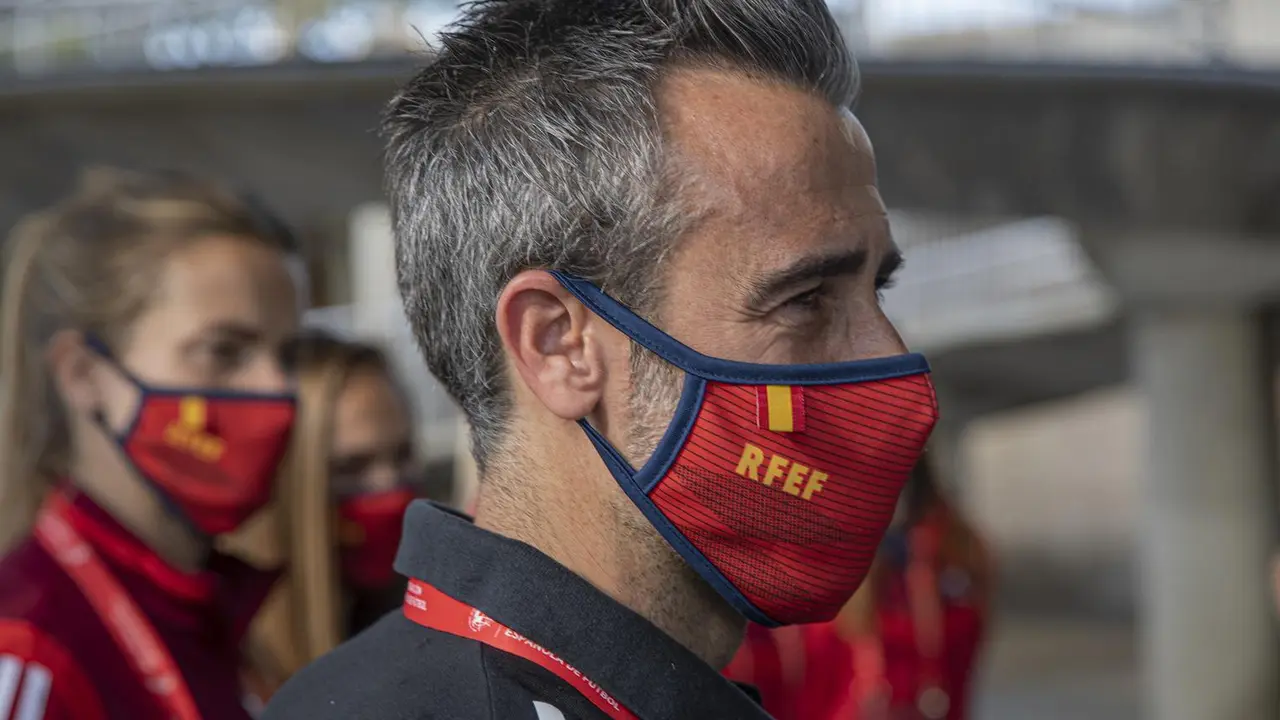 El entrenador de la selecci&oacute;n espa&ntilde;ola absoluta femenina, Jorge Vilda durante un encuentro en la Nao Victoria para promocionar el partido que disputar&aacute; el pr&oacute;ximo viernes el equipo nacional contra la Rep&uacute;blica Checa en el Estadio de La Cartuja. En Sevilla, (Andaluc&iacute;a, Espa&ntilde;a), a 22 de octubre de 2020.
Mar&iacute;a Jos&eacute; L&oacute;pez / Europa Press
(Foto de ARCHIVO)
22/10/2020