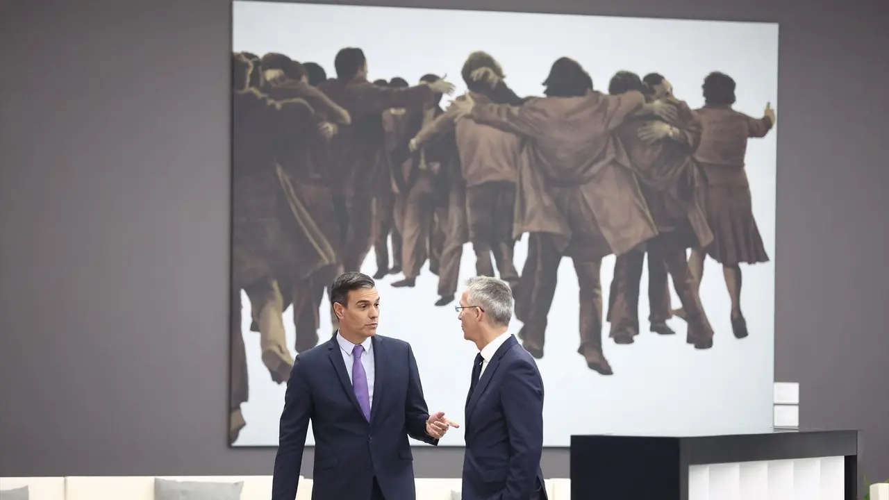 El presidente del Gobierno, Pedro S&aacute;nchez (i) y el secretario general de la OTAN, Jeans Stoltenberg (d), durante su visita a las instalaciones de la Feria de Madrid, Ifema, donde se celebra la Cumbre de la OTAN, a 28 de junio de 2022, en Madrid (Espa&ntilde;a). S&aacute;nchez y Stoltenberg mantienen una conversaci&oacute;n y, de fondo tienen una obra de una r&eacute;plica de la escultura 'El Abrazo' de Juan Genov&eacute;s, tambi&eacute;n conocido como monumento a los abogados de Atocha, que sirve como recuerdo a las v&iacute;ctimas de la matanza de Atocha de 1977 y est&aacute; instalado en la plaza de Ant&oacute;n Mart&iacute;n. La Cumbre de la OTAN se celebra los d&iacute;as 29 y 30 de junio, cuando se cumplen 40 a&ntilde;os de la adhesi&oacute;n de Espa&ntilde;a a la Organizaci&oacute;n del Tratado del Atl&aacute;ntico Norte. La invasi&oacute;n rusa de Ucrania, las tensiones entre Mosc&uacute; y la Alianza y la adhesi&oacute;n de Finlandia y Suecia marcan la agenda de un evento en el que participan delegaciones de 40 pa&iacute;ses y que convierte a Madrid en el epicentro de la pol&iacute;tica mundial durante su celebraci&oacute;n.
28 JUNIO 2022;OTAN;IFEMA;MADRID;INSTALACIONES;CUMBRE: POLITICA;POLITICA MUNDIAL;PRESIDENTES
EUROPA PRESS/E. Parra. POOL / Europa Press
(Foto de ARCHIVO)
28/6/2022