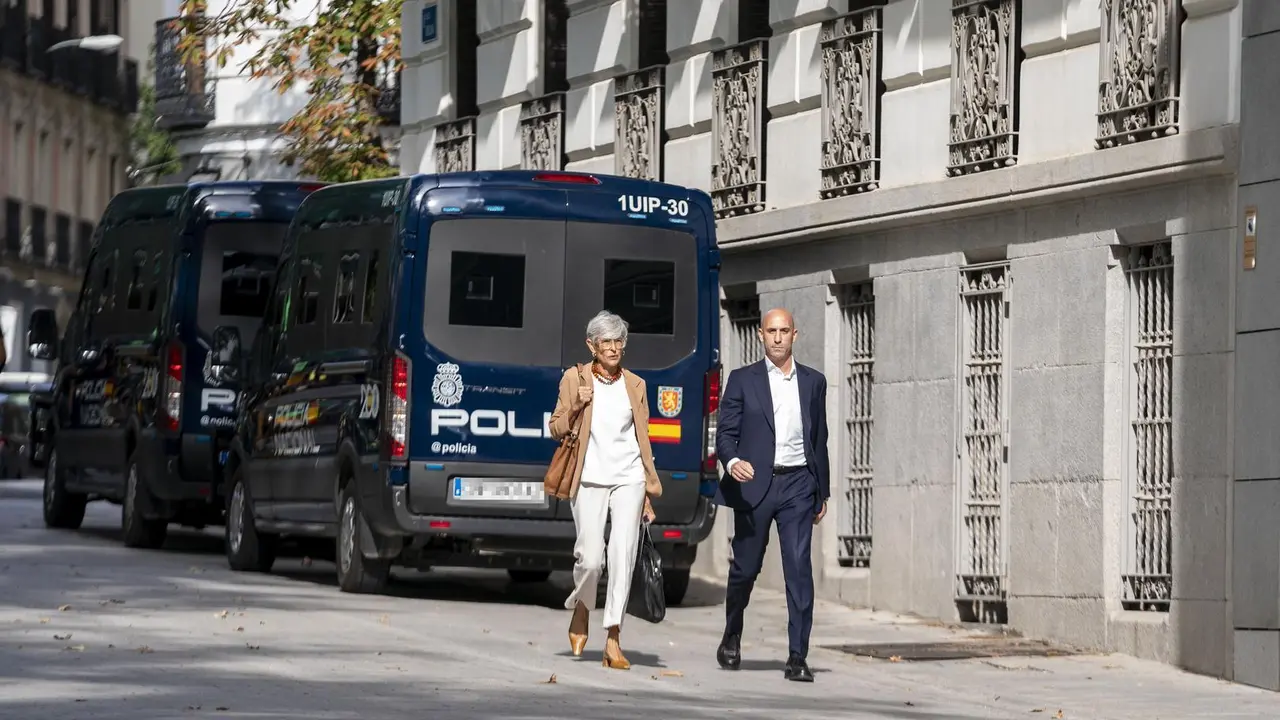 El expresidente de la Real Federaci&oacute;n Espa&ntilde;ola de F&uacute;tbol (RFEF), Luis Rubiales y su abogada Olga Tubau, a su llegada a declarar en la Audiencia Nacional, a 15 de septiembre de 2023, en Madrid (Espa&ntilde;a). El juez de la Audiencia Nacional Francisco de Jorge interroga hoy al expresidente de la Real Federaci&oacute;n Espa&ntilde;ola de F&uacute;tbol (RFEF), Luis Rubiales, como imputado por el beso en la boca que propin&oacute; a la jugadora de la selecci&oacute;n Jenni Hermoso en la entrega de trofeos del Mundial en Sidney (Australia). Fue este lunes, 11 de septiembre, cuando el juez admiti&oacute; la querella presentada por la Fiscal&iacute;a por los delitos de agresi&oacute;n sexual y coacciones contra Rubiales.
15 SEPTIEMBRE 2023;AUDIENCIA NACIONAL;RUBIALES;FUTBOL
A. P&eacute;rez Meca / Europa Press
15/9/2023