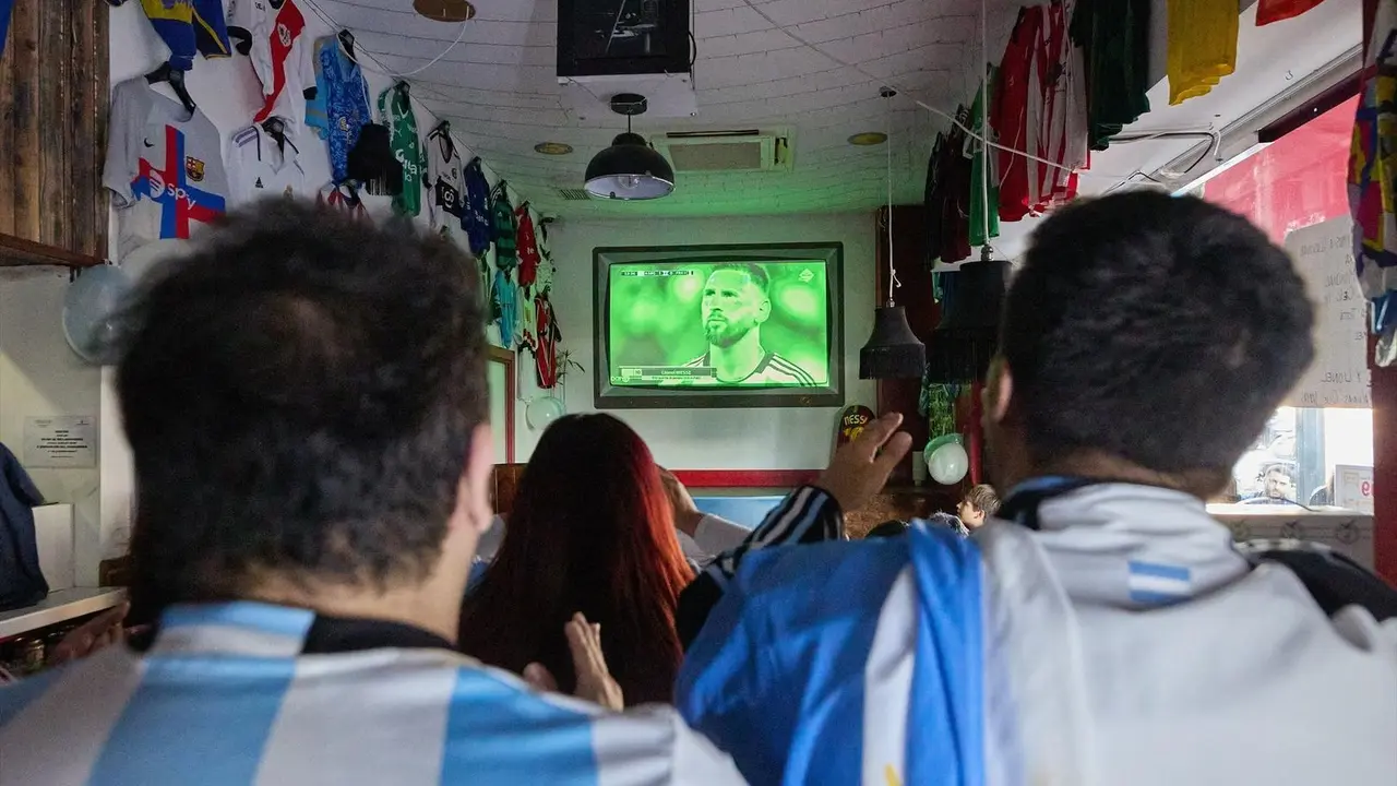 Aficionados siguen el partido de la Final del Mundial de F&uacute;tbol de Qatar 2022 entre Argentina y Francia, en el asador argentino Rotisser&iacute;a, a 18 de diciembre de 2022, en Madrid (Espa&ntilde;a). Argentinos y franceses se disputan hoy la Copa Mundial de la FIFA de Qatar 2022. Esta ser&aacute; la und&eacute;cima final en un mundial de f&uacute;tbol entre sudamericanos y europeos. Durante el partido se enfrentan dos de las grandes estrellas del f&uacute;tbol actual, Leo Messi y Kylian Mbapp&eacute;.
18 DICIEMBRE 2022;FINAL MUNDIAL DE QATAR;FINAL;COMPETICI&Oacute;N DEPORTIVA;DEPORTES;AFICI&Oacute;N;AFICIONADOS;
Jes&uacute;s Hell&iacute;n / Europa Press
(Foto de ARCHIVO)
18/12/2022
