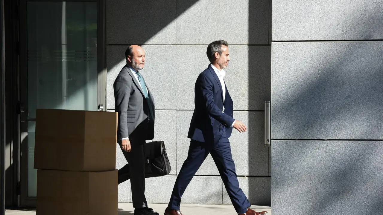 El exseleccionador Jorge Vilda (d) a su salida de la Audiencia Nacional para tomar declaraci&oacute;n como investigado, a 10 de octubre de 2023, en Madrid (Espa&ntilde;a). El juez de la Audiencia Nacional que investiga al expresidente de la Real Federaci&oacute;n Espa&ntilde;ola de F&uacute;tbol (RFEF) Luis Rubiales por el beso que propin&oacute; a la jugadora Jennifer Hermoso en la entrega de trofeos del Mundial en Sidney (Australia) toma declaraci&oacute;n hoy como investigado al exseleccionador femenino Jorge Vilda. Dentro de esta ronda de declaraciones, tambi&eacute;n el magistrado interroga al director de la Selecci&oacute;n masculina, Albert Luque.
10 OCTUBRE 2023;SELECCI&Oacute;N;FEMENINO;F&Uacute;TBOL;DEPORTES;MUNDIAL;BESO;RUBIALES;JENNI;HERMOSO;
Gustavo Valiente / Europa Press
10/10/2023