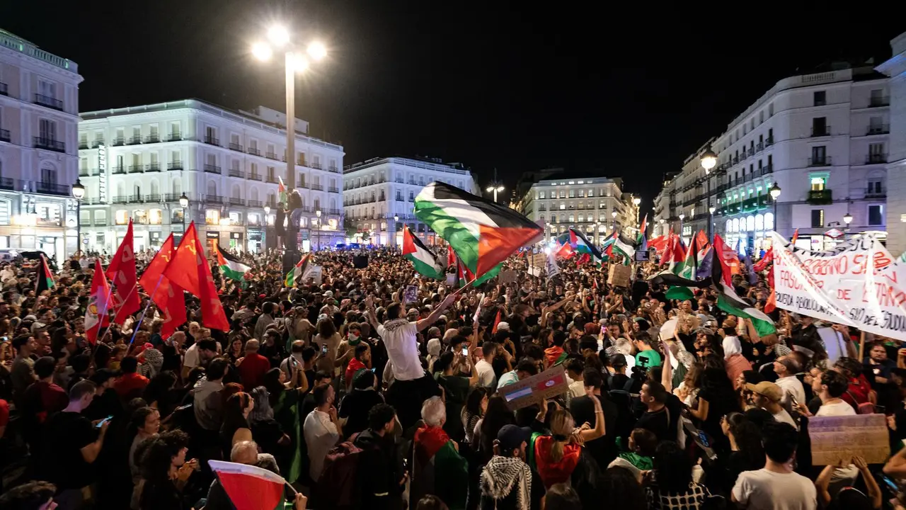 Manifestaci&oacute;n en solidaridad del pueblo palestino en Puerta del Sol.

Diego Radam&eacute;s / Europa Press
09/10/2023