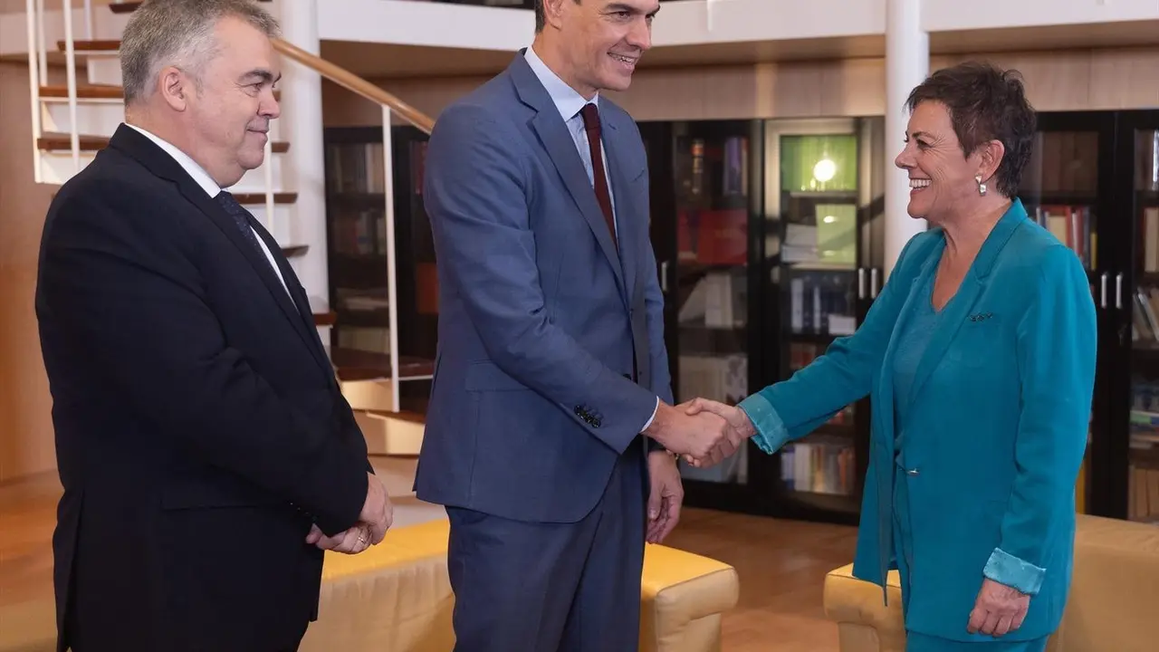 (I-D) El secretario de Organizaci&oacute;n del Partido Socialista, Santos Cerd&aacute;n y el presidente del Gobierno en funciones, Pedro S&aacute;nchez, reciben a la portavoz de EH Bildu en el Congreso de los Diputados, Mertxe Aizpurua, durante su ronda de contactos, a 13 octubre de 2023, en Madrid (Espa&ntilde;a). El candidato del PSOE a la reelecci&oacute;n, concluye hoy su primera ronda de contactos para tantear posibles apoyos a su investidura. Esta primera ronda finaliza con los encuentros con Junts, cuyo voto es clave, y su primera reuni&oacute;n con una representaci&oacute;n de Bildu. Tras recibir el encargo del Rey, S&aacute;nchez inici&oacute; una ronda de contactos en la que prev&eacute; reunirse con todos los grupos parlamentarios excepto Vox, adem&aacute;s de sindicatos, patronal y asociaciones de varios sectores.
13 OCTUBRE 2023;RONDA;CONTACTOS;REUNI&Oacute;N;INVESTIDURA;PSOE;PARTIDO;SOCIALISTA;BILDU;
Eduardo Parra / Europa Press
13/10/2023