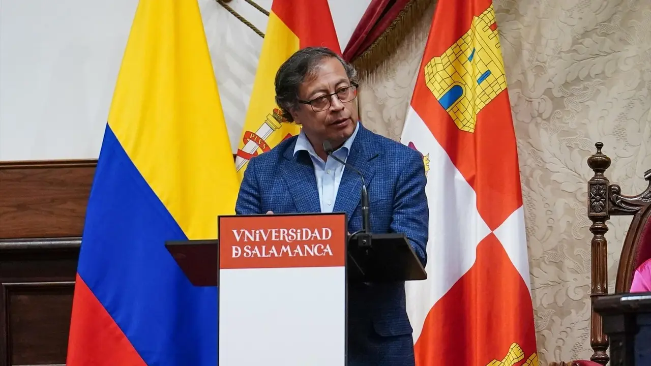El presidente de Colombia, Gustavo Petro, interviene tras recoger la Medalla de la Universidad de Salamanca, a 5 de mayo de 2023, en Salamanca, Castilla y Le&oacute;n (Espa&ntilde;a). El presidente de Colombia ha recibido hoy la Medalla de la Universidad de Salamanca. El reconocimiento de la Universidad &ldquo;simboliza el estrecho v&iacute;nculo existente entre la instituci&oacute;n acad&eacute;mica salmantina y el pa&iacute;s latinoamericano y servir&aacute; para consolidar la relaci&oacute;n existente &ldquo;que ya es muy fuerte&rdquo;, ha asegurado el profesor del &Aacute;rea de Ciencia Pol&iacute;tica de la Universidad de Salamanca. Hoy finaliza la visita del presidente de Colombia en Espa&ntilde;a.
05 MAYO 2023;SALAMANCA;CASTILLA Y LEON;PRESIDENTE DE COLOMBIA
Manuel &Aacute;ngel Laya / Europa Press
(Foto de ARCHIVO)
05/5/2023