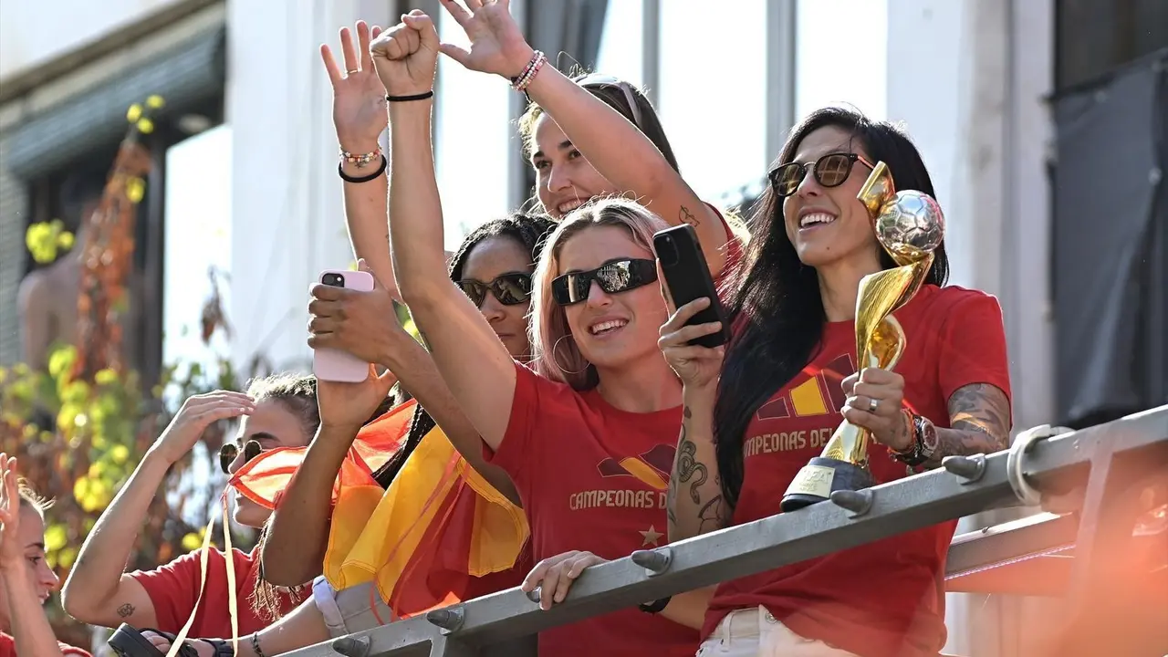 Las futbolistas Alexia Putellas y Jennifer Hermoso durante el recorrido del autob&uacute;s de la Selecci&oacute;n, a 22 de agosto de 2023, en Ibiza (Espa&ntilde;a).
FAMOSOS;F&Uacute;TBOL;DEPORTE;IBIZA;COPA;BUS
Francisco Guerra / Europa Press
(Foto de ARCHIVO)
22/8/2023