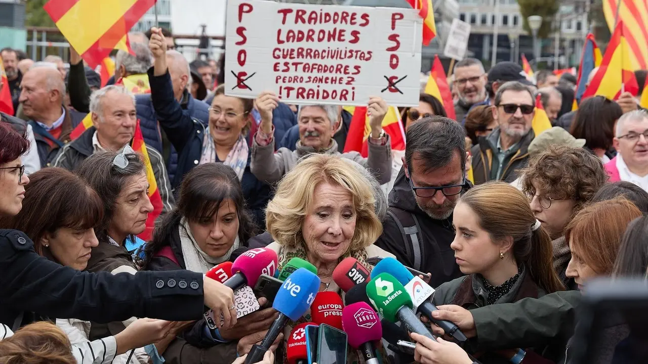 La expresidenta de la Comunidad de Madrid Esperanza Aguirre ofrece declaraciones a los medios durante una manifestaci&oacute;n bajo el lema, 'Defendamos la unidad&rsquo;, en la Plaza de Col&oacute;n de Madrid, a 29 de octubre de 2023, en Madrid (Espa&ntilde;a). La Fundaci&oacute;n para la Defensa de la Naci&oacute;n Espa&ntilde;ola (Danaes) de la que naci&oacute; VOX ha convocado esta protesta por la unidad de Espa&ntilde;a y en contra de la amnist&iacute;a en la Plaza de Col&oacute;n de Madrid. Durante la cita, ha intervenido el presidente de VOX.
29 OCTUBRE 2023;FUNDACI&Oacute;N;DEFENSA DE LA NACI&Oacute;N DE ESPA&Ntilde;A;VOX;SANCHEZ;AMNISTIA;INDEPENDENTISMO
Jes&uacute;s Hell&iacute;n / Europa Press
29/10/2023