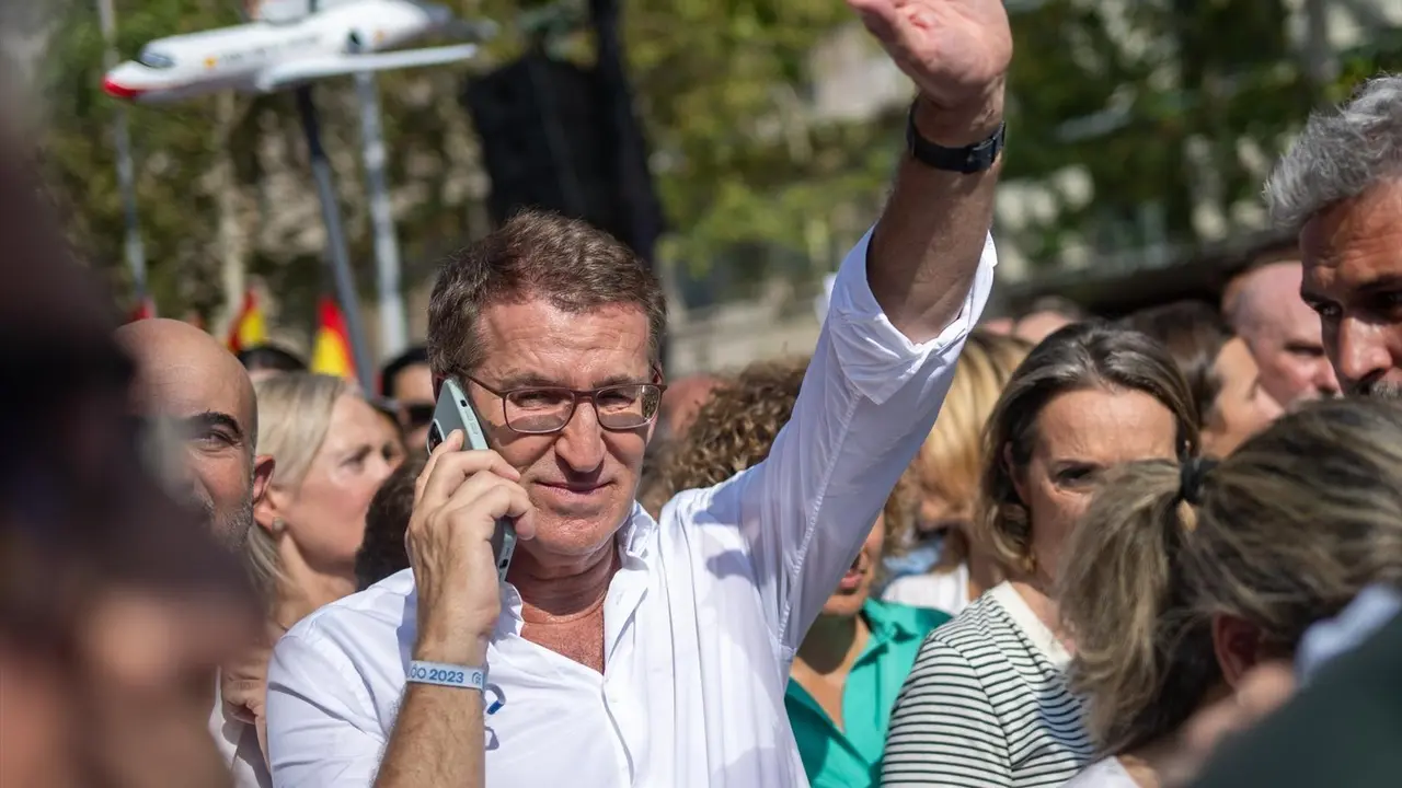 El l&iacute;der del Partido Popular, Alberto N&uacute;&ntilde;ez Feij&oacute;o, durante una manifestaci&oacute;n de SCC contra la amnist&iacute;a, a 8 de octubre de 2023, en Barcelona, Catalunya (Espa&ntilde;a). Sociedad Civil Catalana ha convocado una manifestaci&oacute;n contra la amnist&iacute;a y el derecho al refer&eacute;ndum bajo el lema &lsquo;No en mi nombre:ni amnist&iacute;a, ni autodeterminaci&oacute;n&rsquo;. La protesta busca visibilizar el acuerdo para la investidura del Gobierno de Espa&ntilde;a que han negociado las &uacute;ltimas semanas el presidente del Gobierno en funciones y Carles Puidgemont. Adem&aacute;s, conmemora la manifestaci&oacute;n convocada por el refer&eacute;ndum del 1 de octubre de 2017.
08 OCTUBRE 2023;MANIFESTACI&Oacute;N;RECURSOS;MANI;AMNIST&Iacute;A;REFER&Eacute;NDUM;PROTESTA;SCC
Lorena Sop&ecirc;na / Europa Press
(Foto de ARCHIVO)
08/10/2023