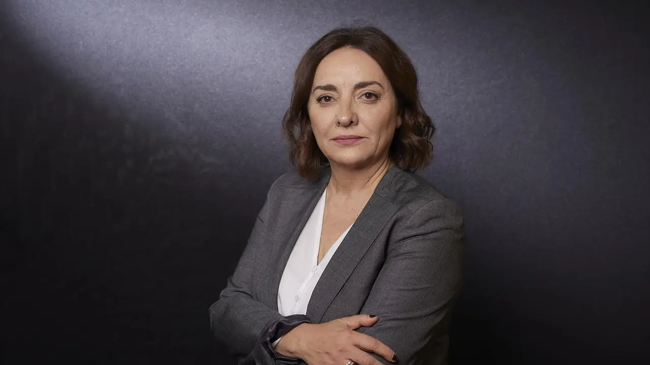 La directora del diario &lsquo;El Pa&iacute;s&rsquo;, Pepa Bueno, posa para Europa Press en el diario &lsquo;El Pa&iacute;s&rsquo;, a 3 de marzo de 2023, en Madrid (Espa&ntilde;a). Pepa Bueno comenz&oacute; su carrera en los servicios informativos de Radio Nacional de Espa&ntilde;a en Extremadura y, posteriormente, fue jefa de informativos en RNE en Arag&oacute;n y en Madrid. Desde el 3 de agosto de 2021, ostenta el cargo de directora del peri&oacute;cico El Pa&iacute;s.
03 MARZO 2023;PERIODISTA;MUJER DIRECTORA;DIRECTORA;RADIO;PERIODISMO;POSADO;RETRATO;
Jes&uacute;s Hell&iacute;n / Europa Press
(Foto de ARCHIVO)
03/3/2023