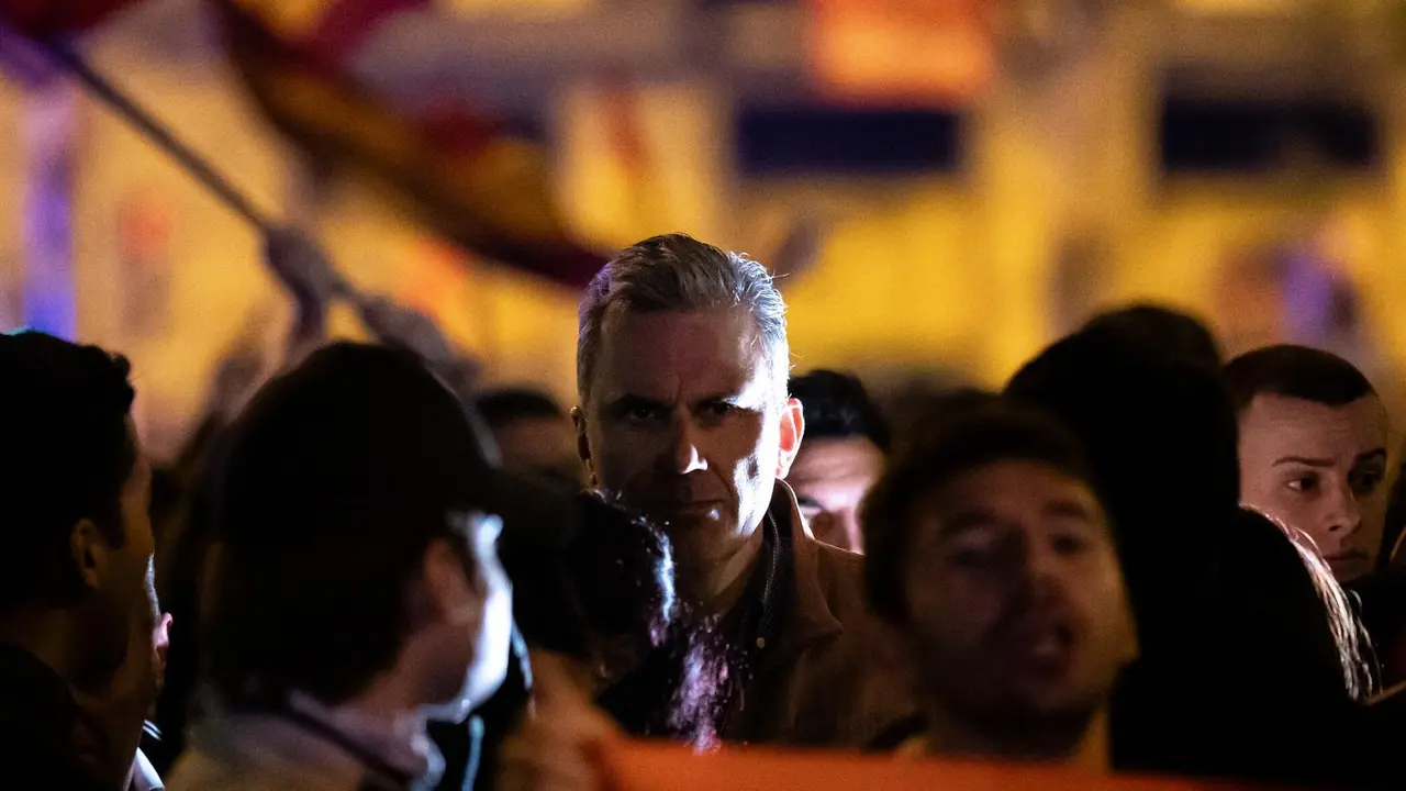 El portavoz de Vox en el Ayuntamiento de Madrid, Javier Ortega Smith, durante una manifestaci&oacute;n contra la amnist&iacute;a frente a la sede del PSOE en Ferraz, a 16 de noviembre de 2023, en Madrid (Espa&ntilde;a). Miles de personas se han concentrado frente a la sede del PSOE en Ferraz por decimocuarta jornada consecutiva para protestar contra el pacto alcanzado entre el PSOE y Junts para la investidura de S&aacute;nchez que incluye una posible ley de amnist&iacute;a. La protesta tiene lugar tras el nombramiento de S&aacute;nchez como nuevo jefe del Ejecutivo en el debate de su investidura.
16 NOVIEMBRE 2023;PROTESTAS;MANIFESTACI&Oacute;N;FERRAZ;INVESTIDURA;AMNIST&Iacute;A;PRESIDENTE;DEMOCRACIA;BANDERA;ANTIDISTURBIOS
Diego Radam&eacute;s / Europa Press
16/11/2023