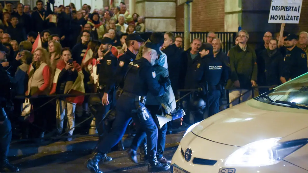 Detenci&oacute;n de Vito Quiles durante una manifestaci&oacute;n contra la amnist&iacute;a frente a la sede del PSOE en Ferraz, a 20 de noviembre de 2023, en Madrid (Espa&ntilde;a). Miles de personas se han concentrado frente a la sede del PSOE en Ferraz por decimoctava jornada consecutiva para protestar contra el pacto alcanzado entre el PSOE y Junts el pasado 9 de noviembre para la investidura de S&aacute;nchez que incluye una posible ley de amnist&iacute;a. Adem&aacute;s, hoy las protestas coinciden con el anuncio de la composici&oacute;n del nuevo Ejecutivo y con el aniversario de la muerte de Francisco Franco y del fundador de la Falange Jos&eacute; Antonio Primo de Rivera.
20 NOVIEMBRE 2023;MANIFESTACI&Oacute;N;PROTESTA;CONCENTRACI&Oacute;N;20N;;PIXELADA
Gustavo Valiente / Europa Press
21/11/2023