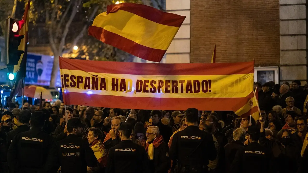 Decenas de personas durante una manifestaci&oacute;n contra la amnist&iacute;a frente a la sede del PSOE en Ferraz, a 20 de noviembre de 2023, en Madrid (Espa&ntilde;a). Miles de personas se han concentrado frente a la sede del PSOE en Ferraz por decimoctava jornada consecutiva para protestar contra el pacto alcanzado entre el PSOE y Junts el pasado 9 de noviembre para la investidura de S&aacute;nchez que incluye una posible ley de amnist&iacute;a. Adem&aacute;s, hoy las protestas coinciden con el anuncio de la composici&oacute;n del nuevo Ejecutivo y con el aniversario de la muerte de Francisco Franco y del fundador de la Falange Jos&eacute; Antonio Primo de Rivera.
20 NOVIEMBRE 2023;MANIFESTACI&Oacute;N;PROTESTA;CONCENTRACI&Oacute;N;20N;
Alejandro Mart&iacute;nez V&eacute;lez / Europa Press
20/11/2023