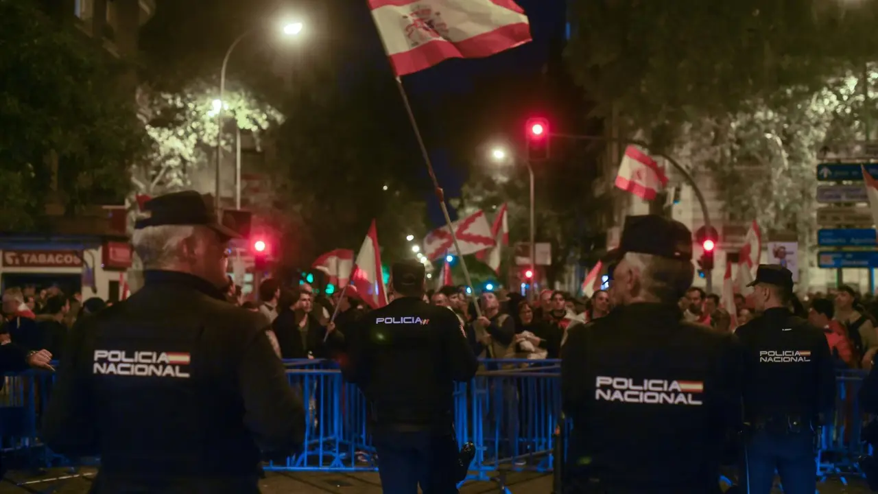 Decenas de manifestantes con banderas y carteles tras las vallas de seguridad y frente a varios agentes de polic&iacute;a, durante una manifestaci&oacute;n contra la amnist&iacute;a frente a la sede del PSOE en Ferraz, a 18 de noviembre de 2023, en Madrid (Espa&ntilde;a). Miles de personas se han concentrado frente a la sede del PSOE en Ferraz por decimosexta jornada consecutiva para protestar contra el pacto alcanzado entre el PSOE y Junts el pasado 9 de noviembre para la investidura de S&aacute;nchez que incluye una posible ley de amnist&iacute;a. La protesta tiene lugar despu&eacute;s del nombramiento de S&aacute;nchez como nuevo jefe del Ejecutivo en el debate de su investidura celebrado en el Congreso los d&iacute;as 15 y 16 de noviembre.
18 NOVIEMBRE 2023;MANIFESTACI&Oacute;N;PROTESTA;FERRAZ;AMNIST&Iacute;A;PRESIDENTE;INVESTIDURA;POLIC&Iacute;A
Gustavo Valiente / Europa Press
18/11/2023