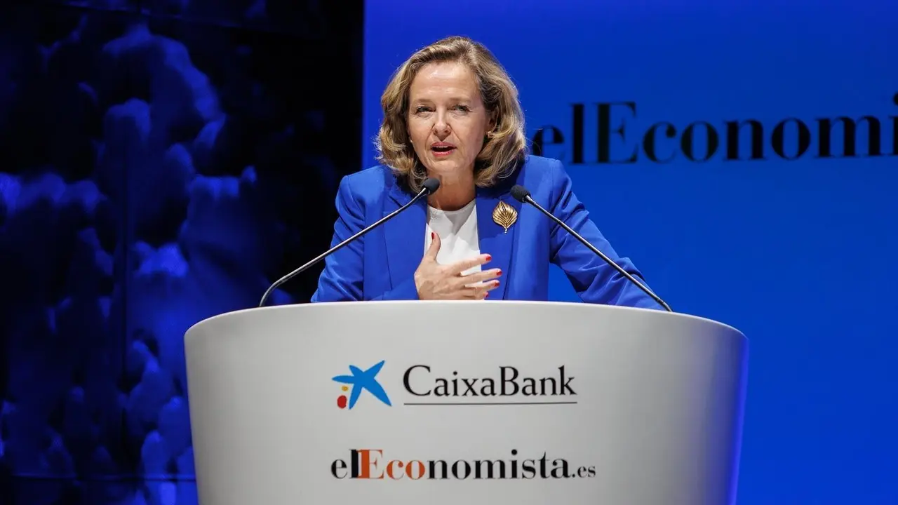 La vicepresidenta primera y ministra de Econom&iacute;a, Comercio y Empresa, Nadia Calvi&ntilde;o, interviene durante la XIII edici&oacute;n de La Noche de la Econom&iacute;a, en CaixaForum, a 22 de noviembre de 2023, en Madrid (Espa&ntilde;a). El diario &lsquo;elEconomista.es&rsquo; celebra la XIII edici&oacute;n de sus premios &lsquo;La Noche de la Econom&iacute;a', que tienen lugar de manera anual con el prop&oacute;sito de reconocer los proyectos m&aacute;s relevantes del sector econ&oacute;mico y financiero de Espa&ntilde;a. El evento premia a aquellas empresas, instituciones, directivos e iniciativas cuyo impacto o desempe&ntilde;o han sobresalido en &aacute;reas como la formaci&oacute;n, la innovaci&oacute;n o la igualdad.
22 NOVIEMBRE 2023;ECONOM&Iacute;A;PREMIOS;
Alejandro Mart&iacute;nez V&eacute;lez / Europa Press
22/11/2023