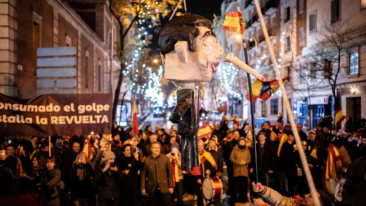 Decenas de personas celebran la entrada del a&ntilde;o nuevo en la calle Ferraz, a 1 de enero de 2024, en Madrid (Espa&ntilde;a). Revuelta, la organizaci&oacute;n juvenil de la &oacute;rbita de Vox convocante de las concentraciones en Ferraz, ha llamado a tomar las uvas esta Nochevieja frente a la sede federal del PSOE, siguiendo la estela de las manifestaciones contra la amnist&iacute;a que se suceden all&iacute; desde hace semanas.
31 DICIEMBRE 2023;UVAS;REVUELTA;MANIFESTACI&Oacute;N;FERRAZ;AMNIST&Iacute;A;PSOE;
Diego Radam&eacute;s / Europa Press
01/1/2024