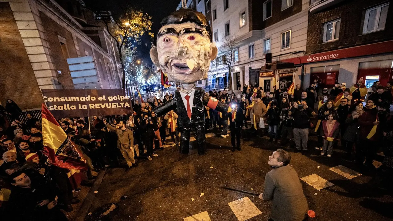 Decenas de personas celebran la entrada del a&ntilde;o nuevo en la calle Ferraz, a 1 de enero de 2024, en Madrid (Espa&ntilde;a). Revuelta, la organizaci&oacute;n juvenil de la &oacute;rbita de Vox convocante de las concentraciones en Ferraz, ha llamado a tomar las uvas esta Nochevieja frente a la sede federal del PSOE, siguiendo la estela de las manifestaciones contra la amnist&iacute;a que se suceden all&iacute; desde hace semanas.,Image: 833493655, License: Rights-managed, Restrictions: , Model Release: no, Credit line: Diego Radam&eacute;s / Europa Press / ContactoPhoto